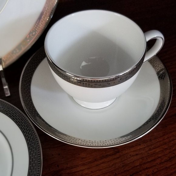 Wedgwood Marcasite 5 Piece Place Setting - Picture 2 of 13